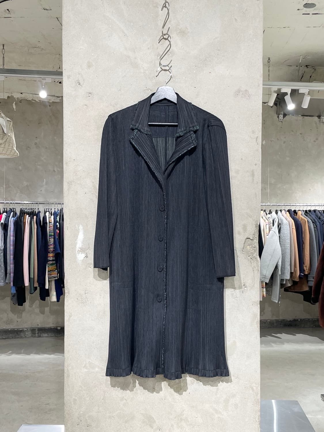 플리츠 플리즈 블랙 프레이드 엣지 버튼 롱 자켓 상품이미지1