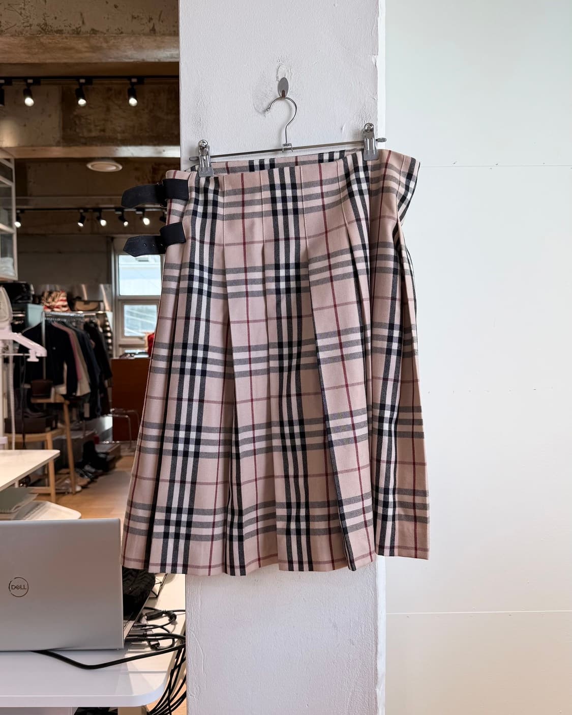 버버리 베이지 노바체크 버클 핀턱 랩스커트  상품이미지5