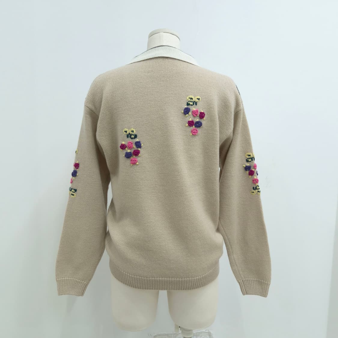 울100 플라워자수 카라 니트 상품이미지3