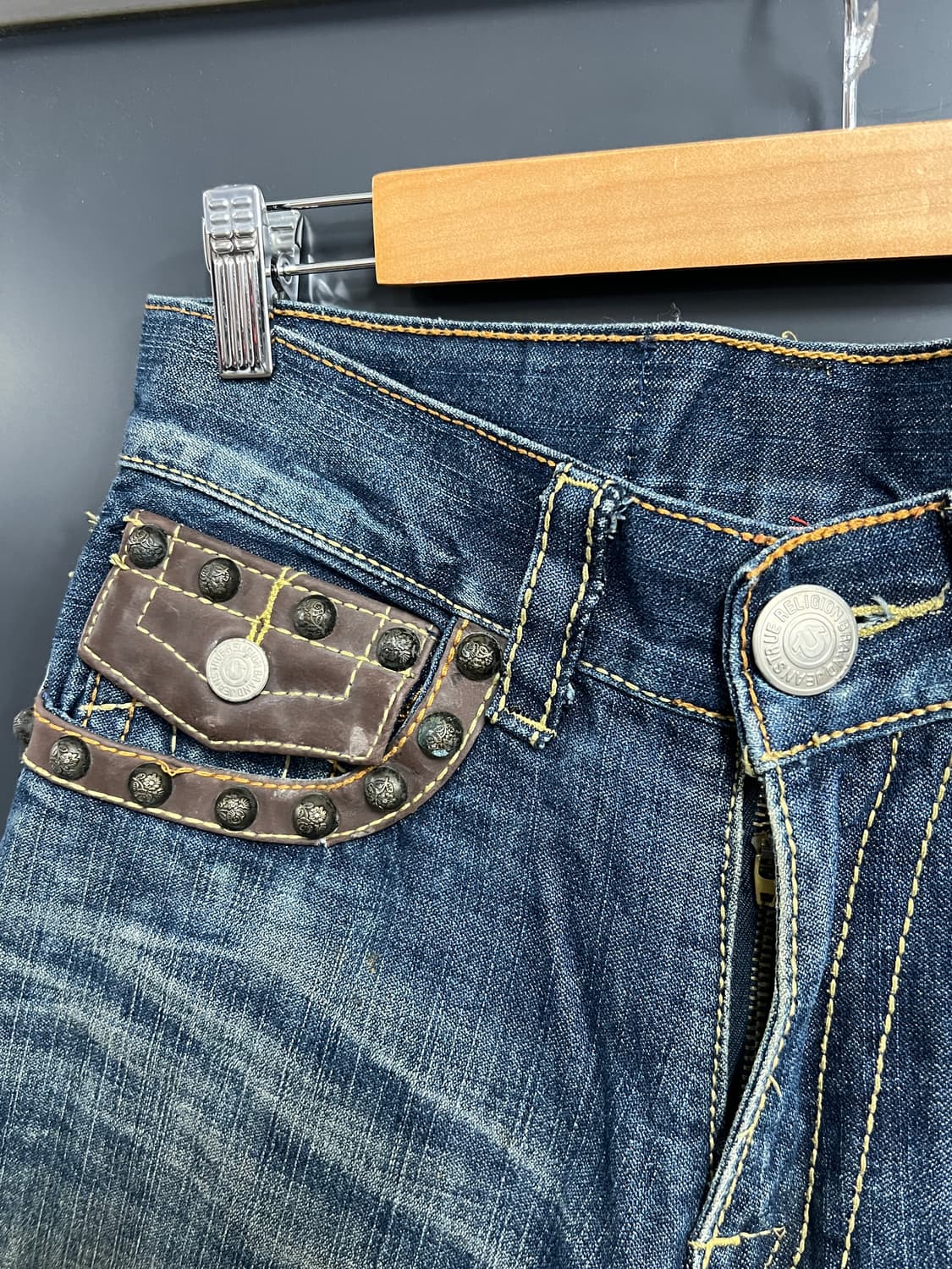 True Religion 트루릴리전 스터드 부츠컷 나팔핏 데님 팬츠 상품이미지5