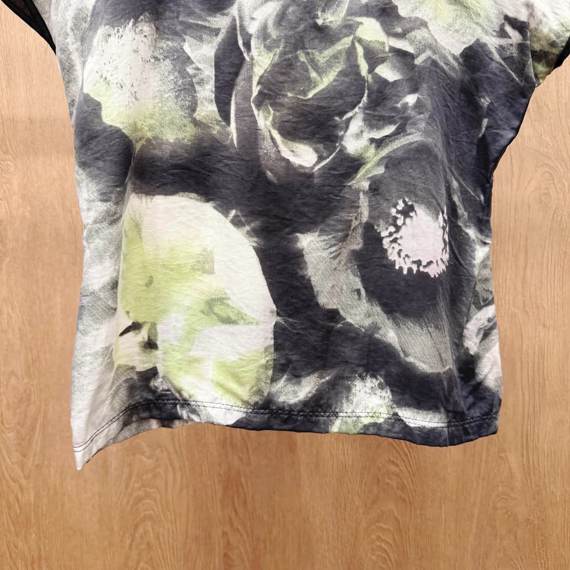 비비안탐 플라워 프린팅 반팔 티셔츠 컷아웃 시스루 디테일 슬림핏 상품이미지5