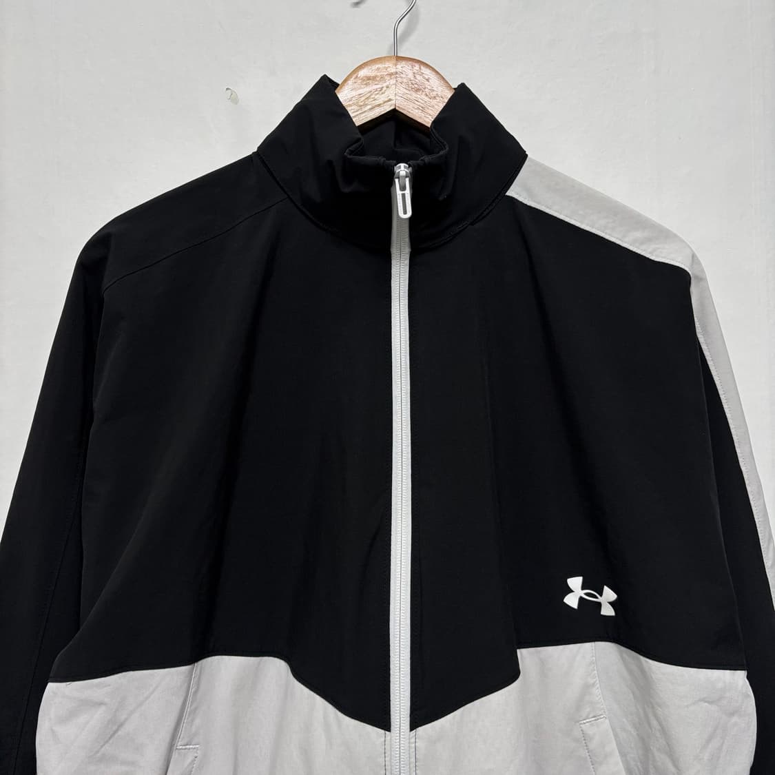 언더아머 검흰 배색 바람막이 상품이미지3