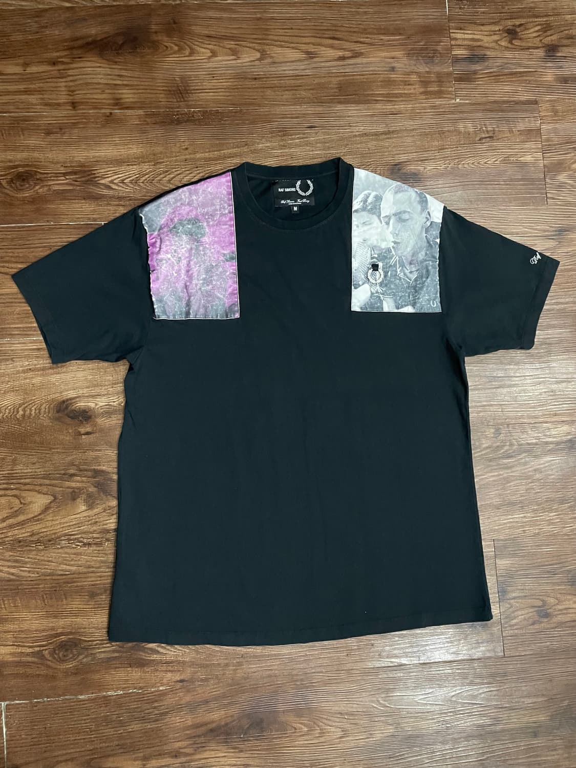 라프시몬스 X 프레드페리 숄더 프린트 반팔 티셔츠 블랙 상품이미지1