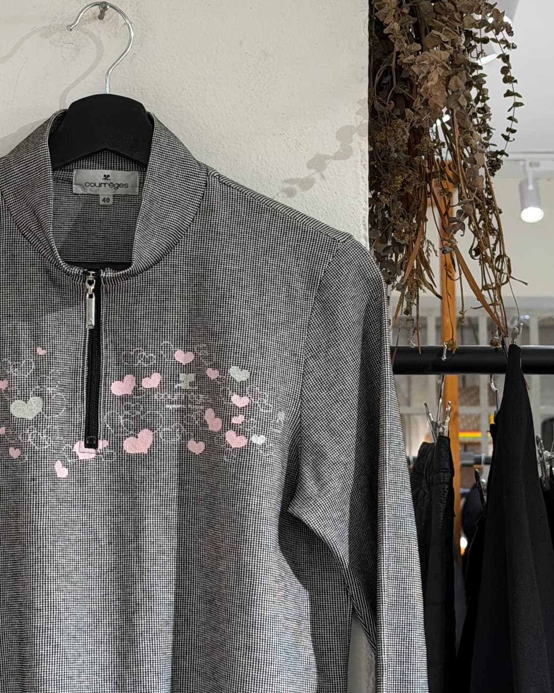 꾸레쥬 블랙화이트 하트 프린팅 하프집업 티셔츠 상품이미지3