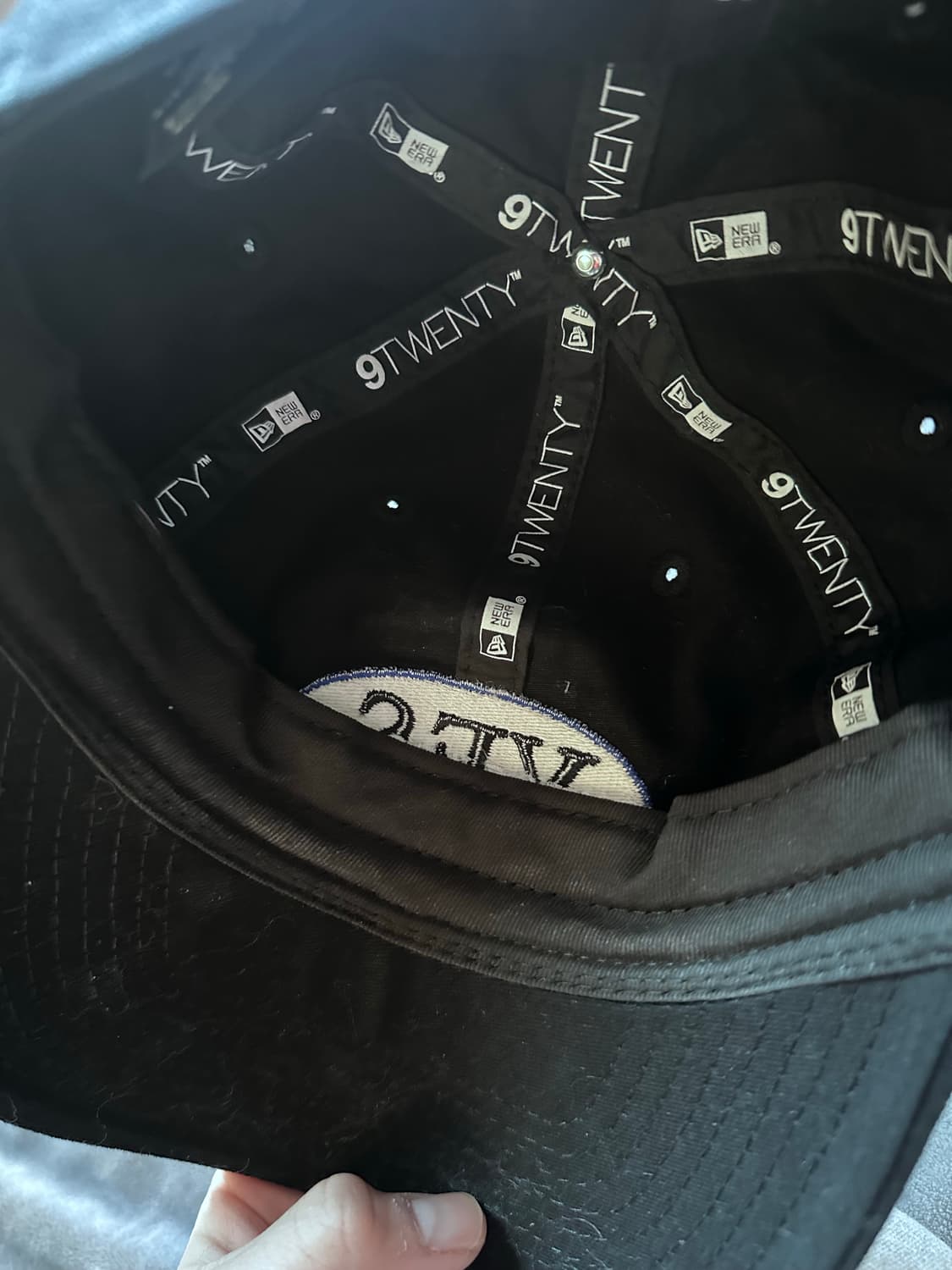 예스아이씨 x 뉴에라 콜라보 블랙 볼캡 상품이미지2