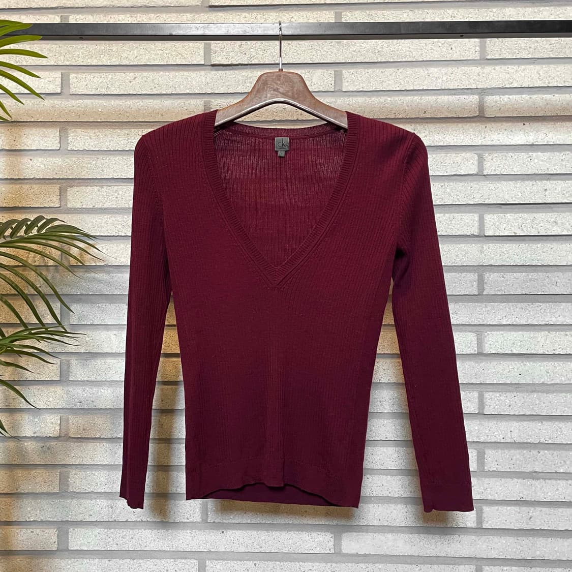 캘빈클라인 울 골지 니트 브이넥 슬림핏 디테일 버건디 와인 상품이미지2