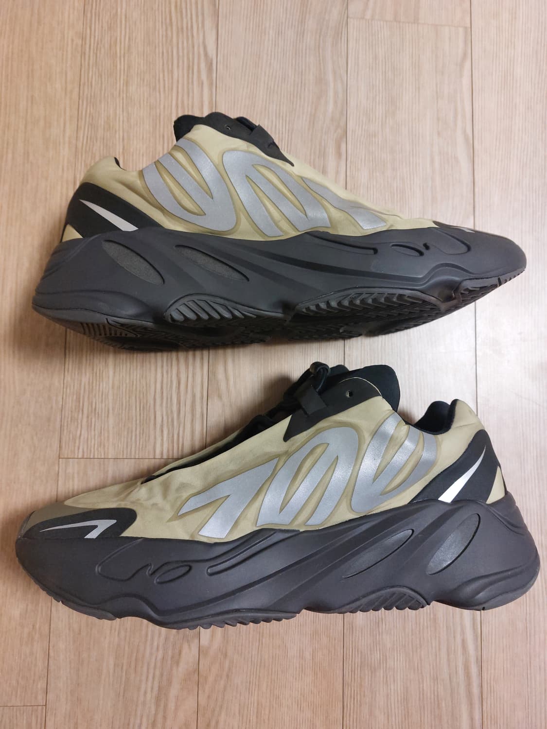 아디다스 이지 부스트 700 MNVN 레진 상품이미지4