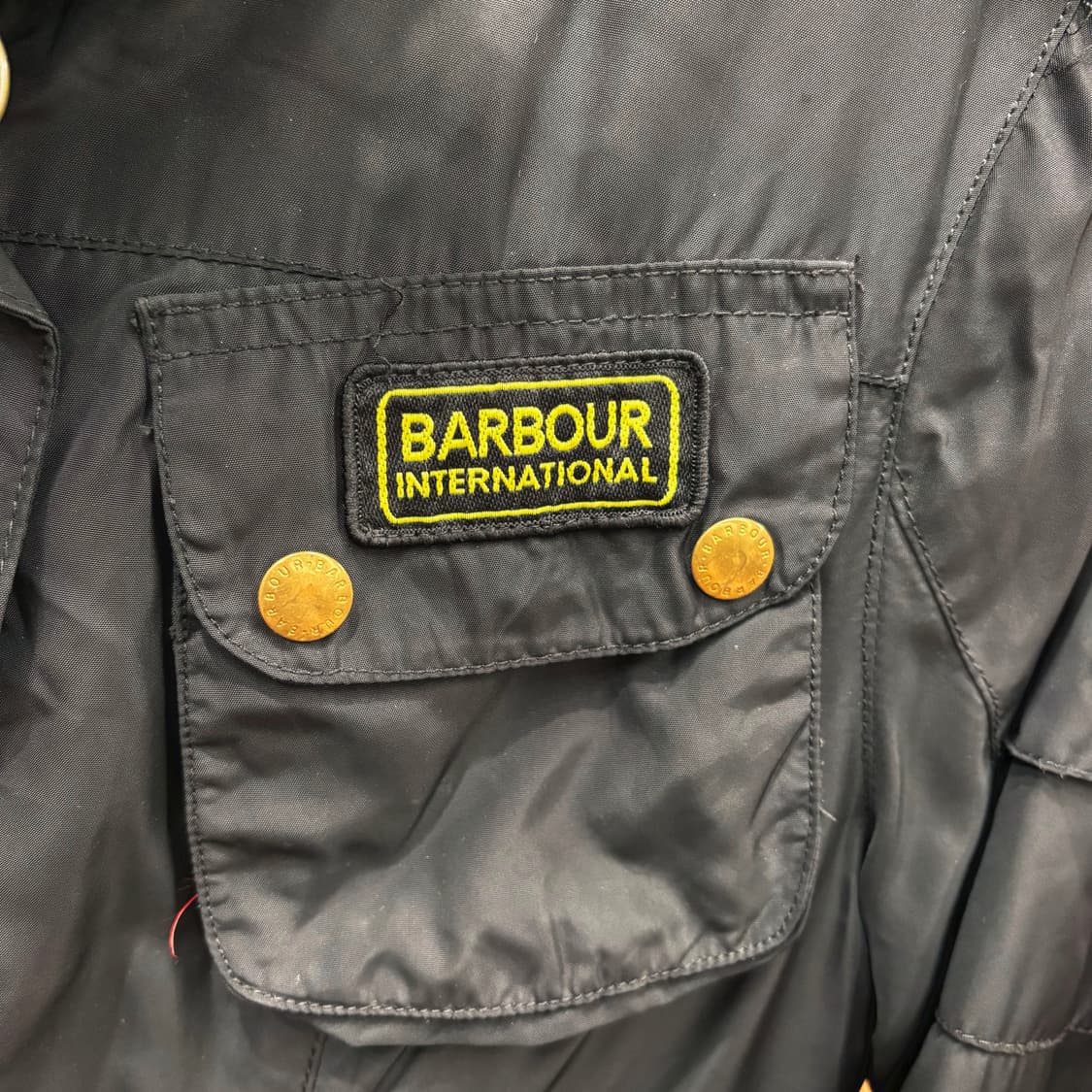 바버 하이넥 자켓 멀티 포켓 로고 자수 패치 슬리브 지퍼 디테일 블랙 상품이미지6