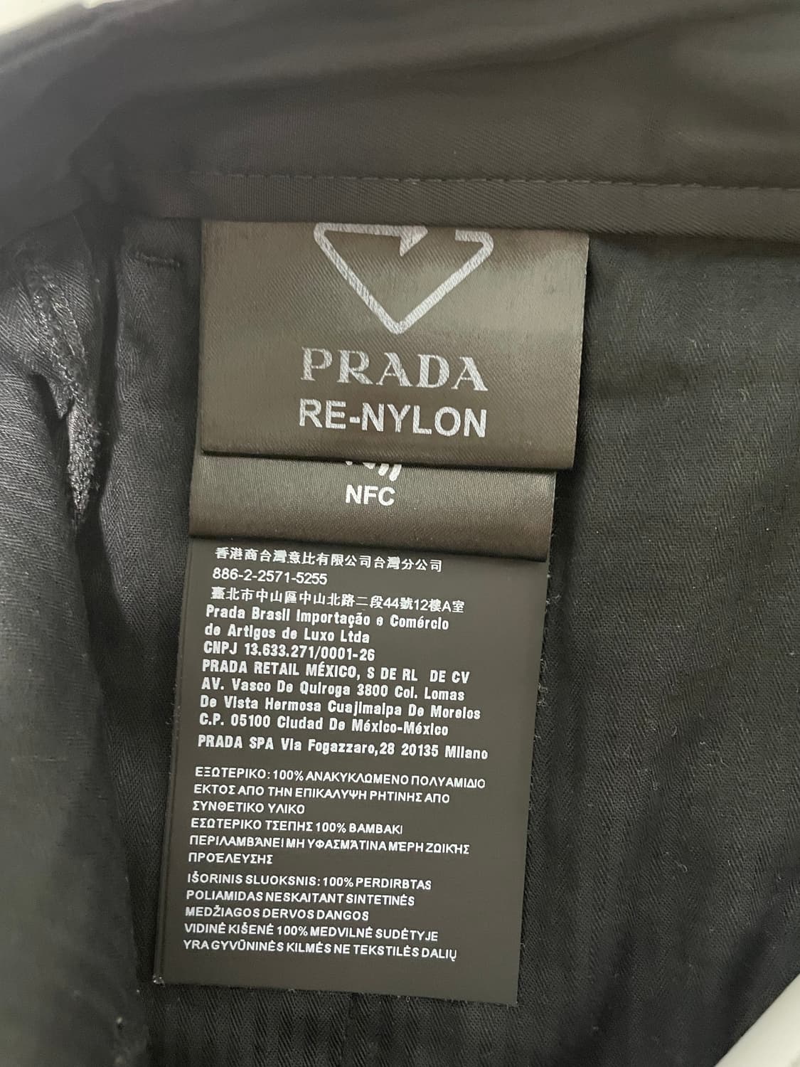 프라다 리나일론 트라이앵글 로고 셋업 50/48 상품이미지9