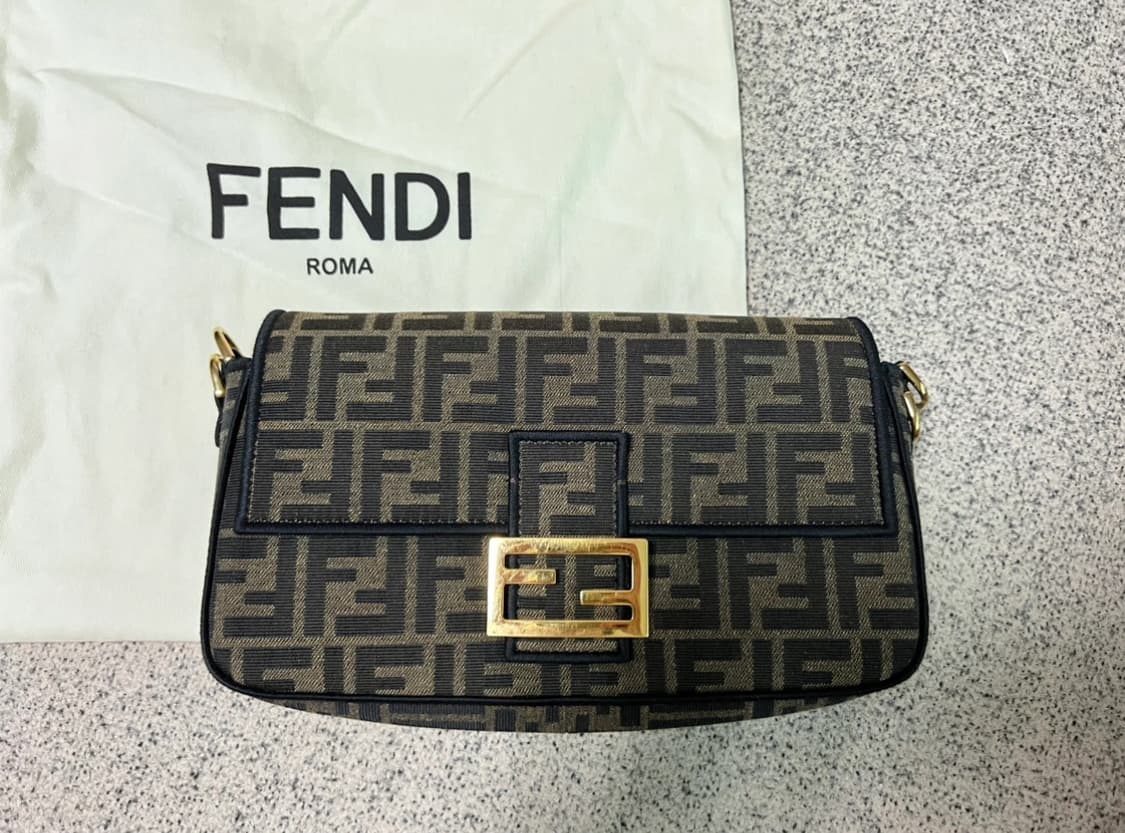 펜디 바게트백 FF로고 상품이미지1