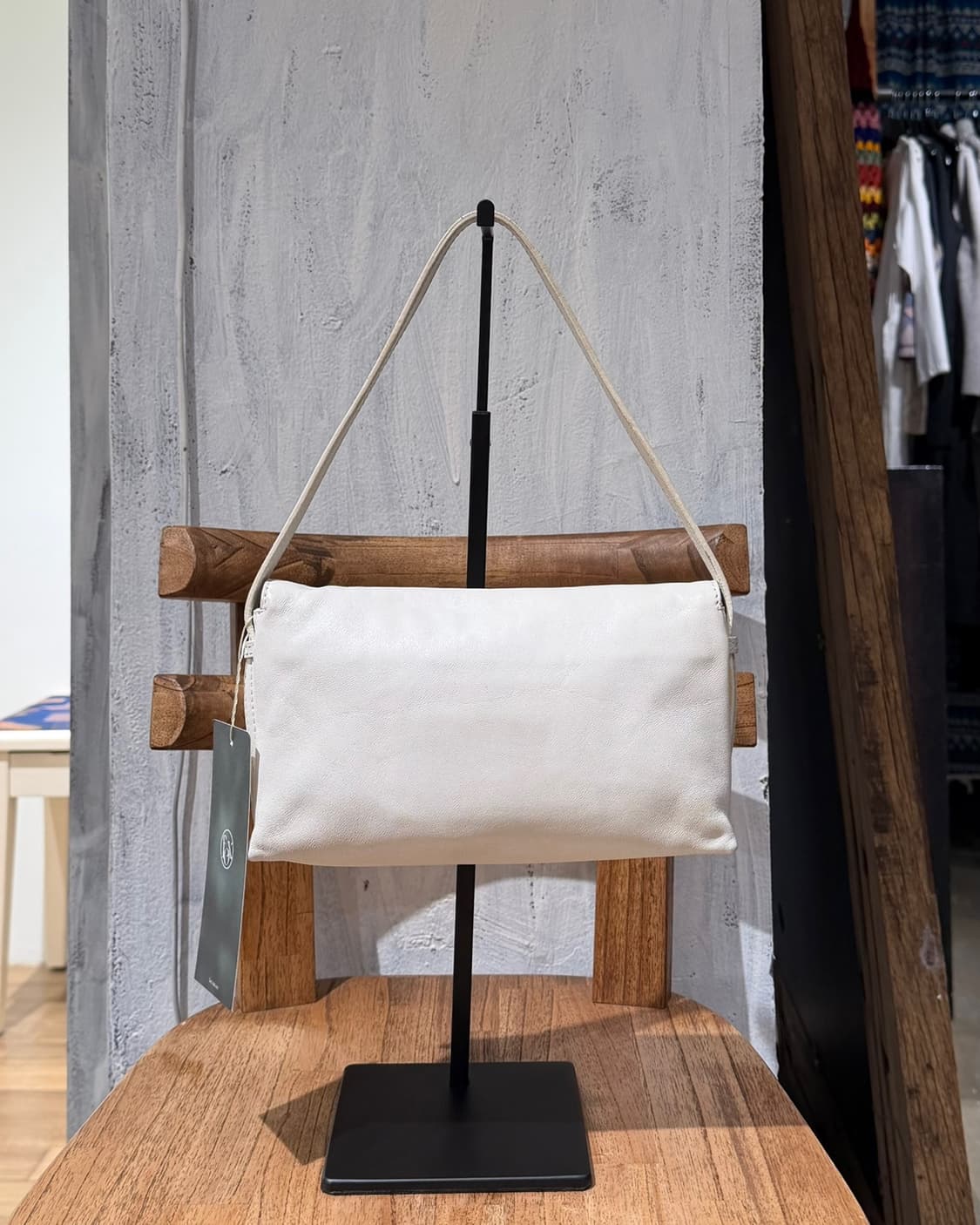 펜디 화이트 레더 바게트 숄더백 상품이미지4