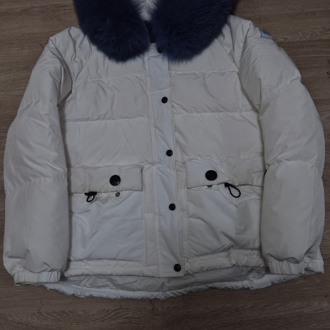 몽클레어 여성 시그니처 사이드 자수 와펜 퍼후드 패딩 점퍼 (3) 상품이미지3