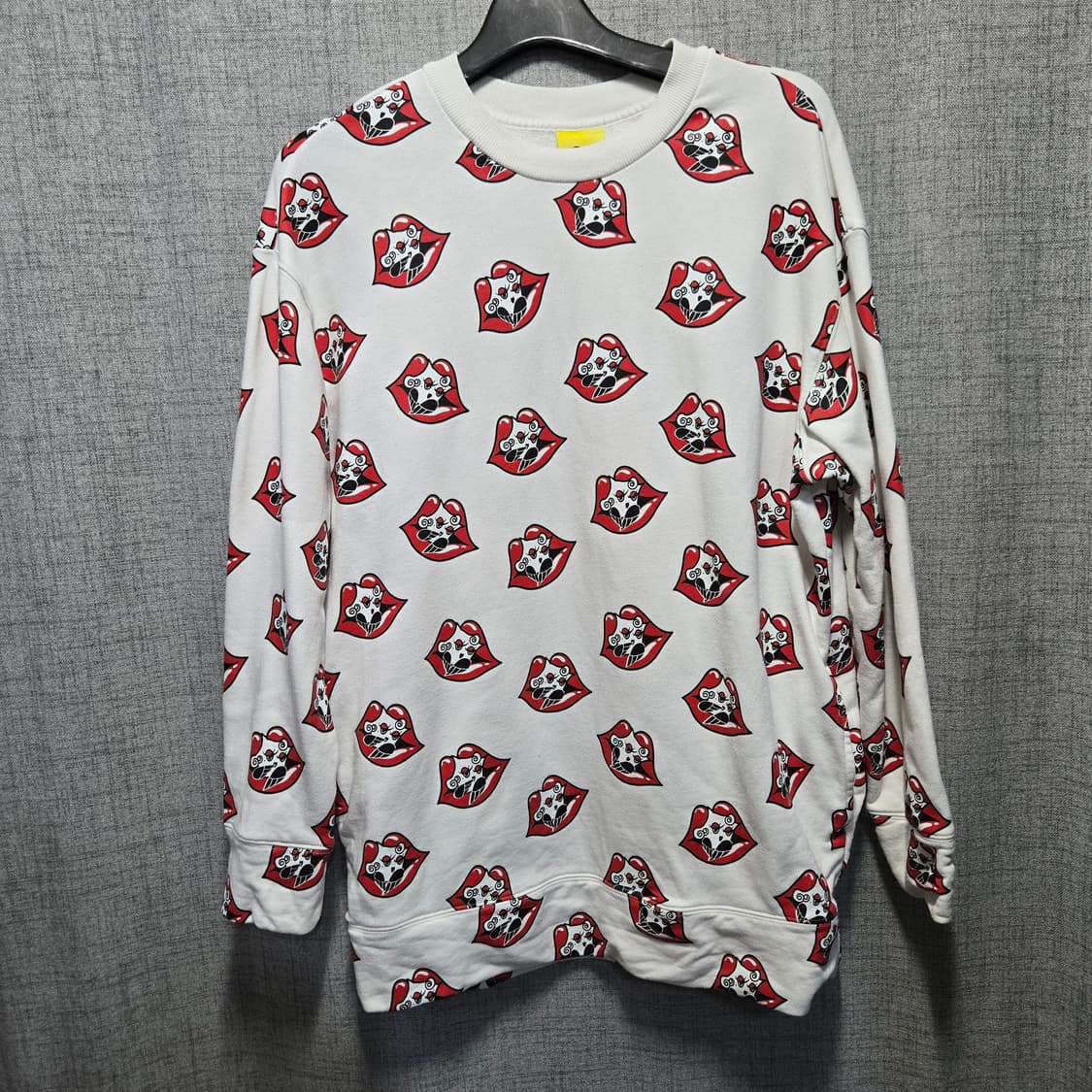 럭키슈에뜨 여성 오버핏 입술 로고 맨투맨  상품이미지1