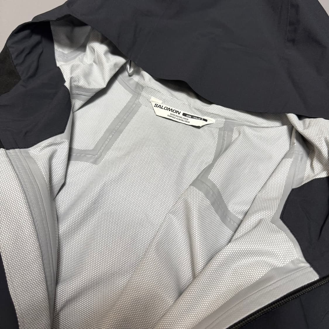 살로몬 블랙 전면로고 나일론 아웃패스 2.5L 워터프루프 윈드브레이커 상품이미지3