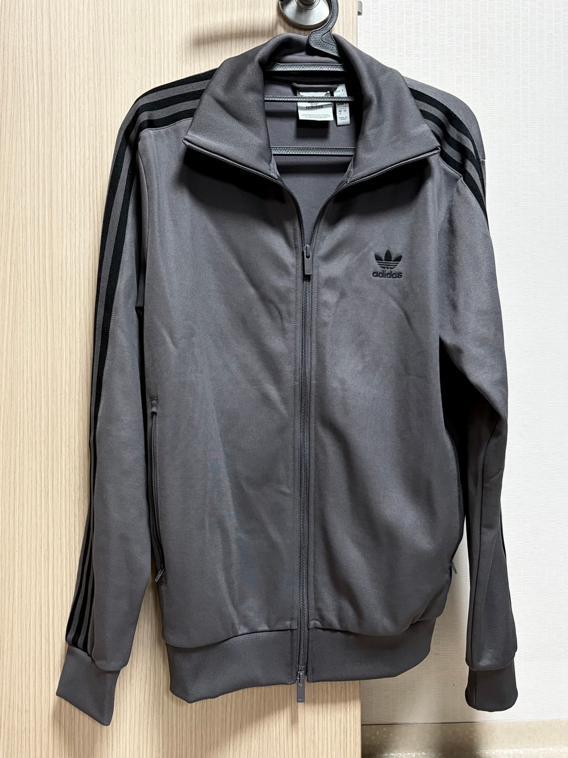 맨즈 아디다스 다크그레이 회검 트랙탑 상품이미지1