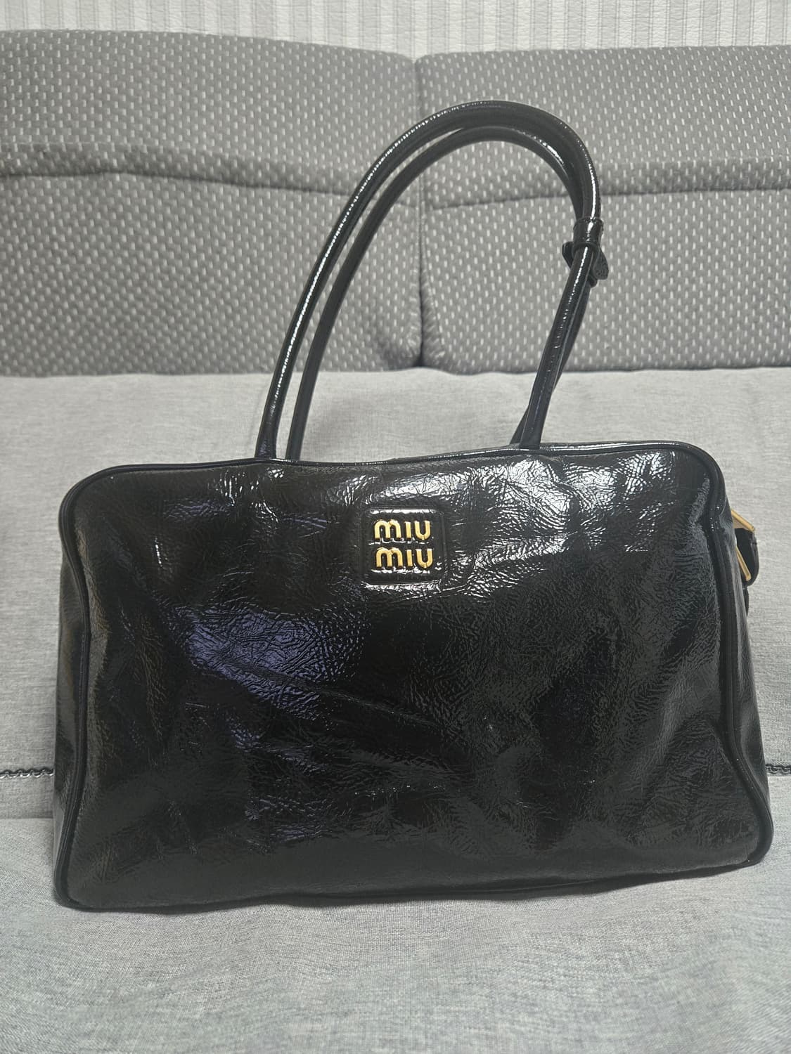 미우미우 나플락 페이턴트 보 백 가방 팝니다 상품이미지3