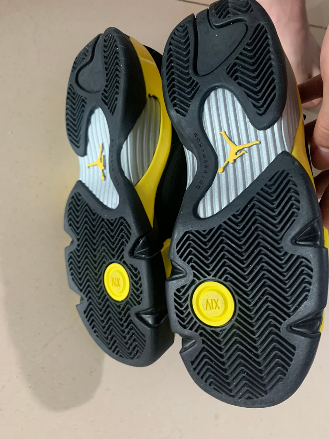 조던 14 레트로 썬더 블랙/옐로우 상품이미지5