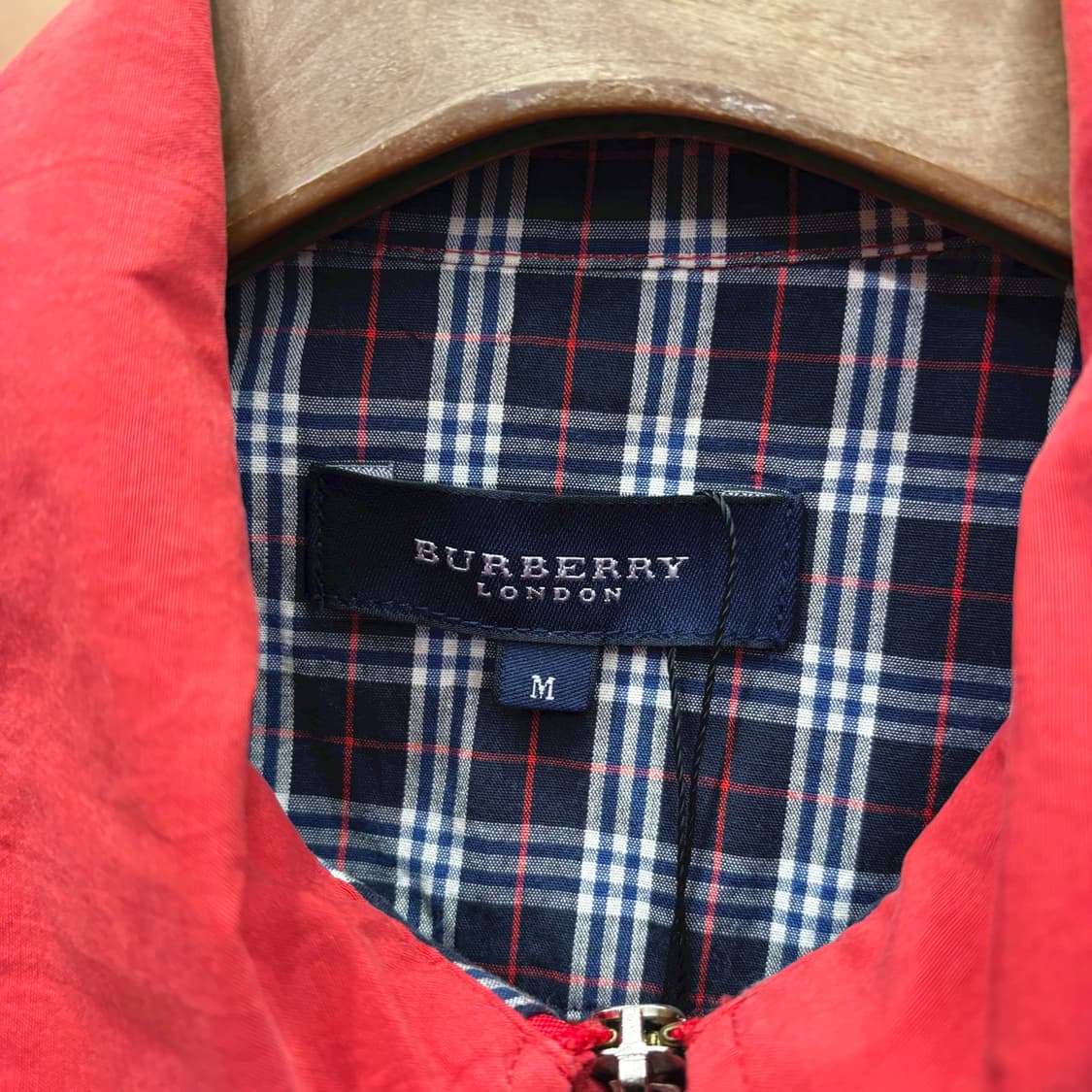 버버리 런던 코튼 카라 자켓 로고 자수 사이드 밴딩 디테일 레귤러핏 레드 상품이미지7
