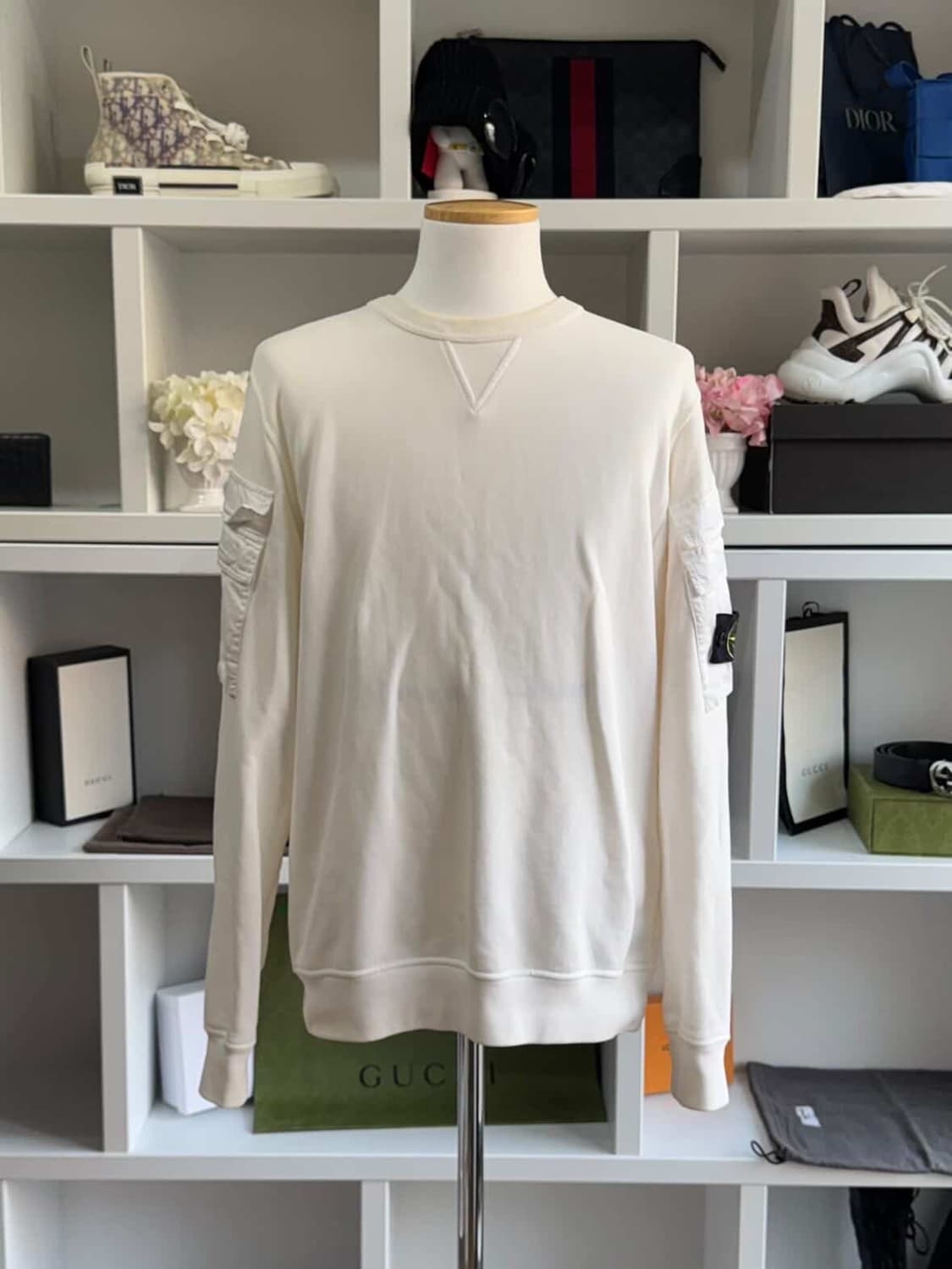 [23FW] 스톤아일랜드 포켓 와펜 패치 맨투맨 상품이미지1