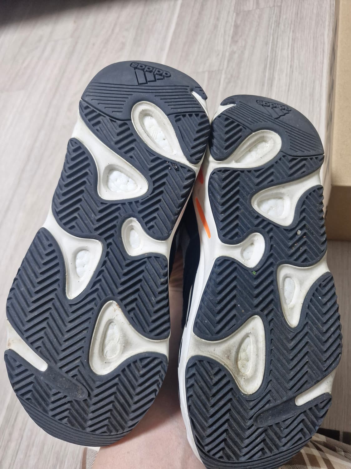 아디다스 이지부스트 700 웨이브러너 상품이미지2