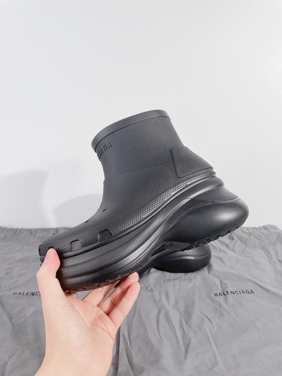 (정품/새상품) BALENCIAGA 발렌시아가 X 크록스 남성 부티 블랙 상품이미지2