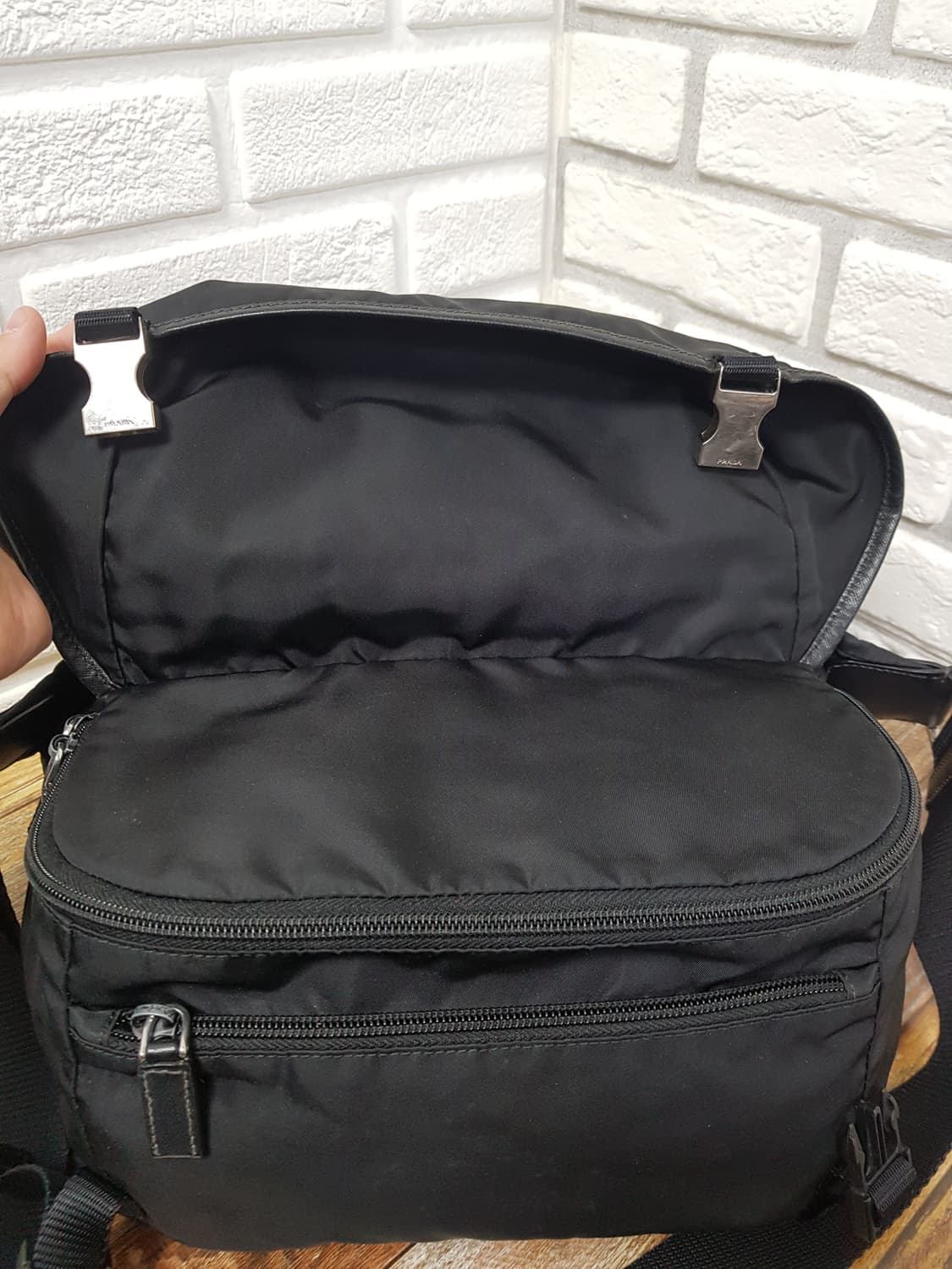 [정품] 프라다 바이커백 미디움 상품이미지7