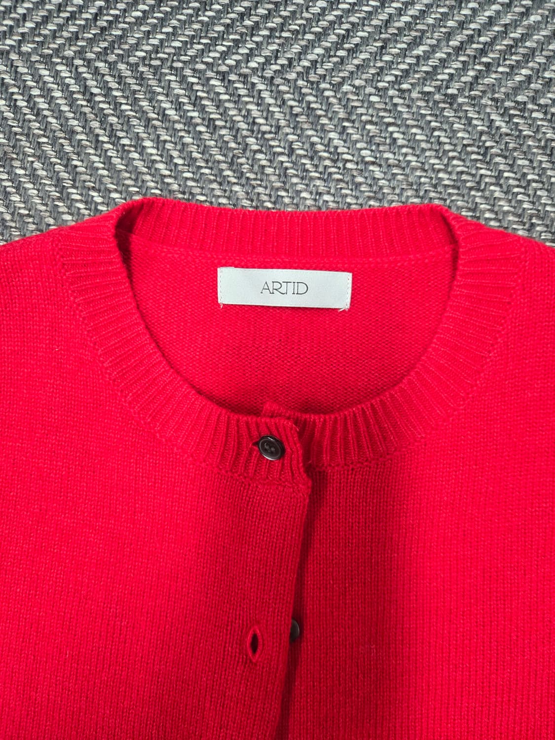 아티드 ARTID 24ss 캐시미어10%울90% 레드 라운드넥 가디건 상품이미지3