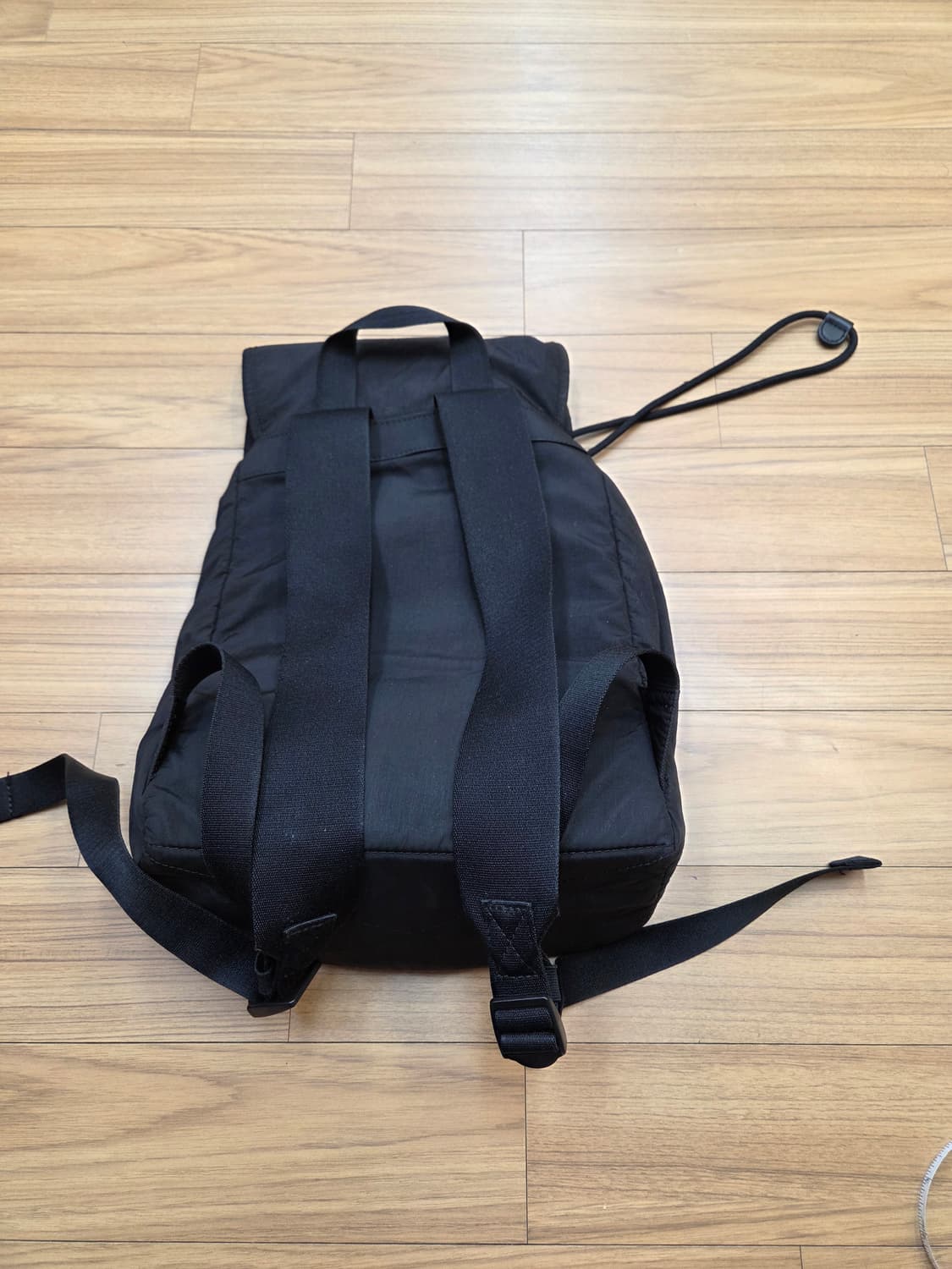 캘빈클라인 블랙 나일론 백팩입니다. 가로 약 25cm, 세로 약 37cm 상품이미지2