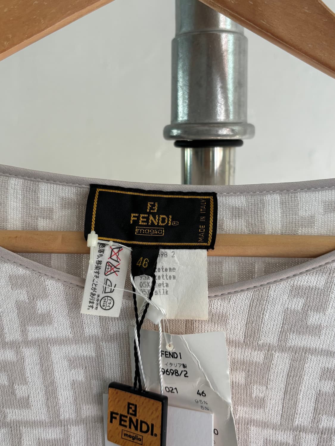 (새상품)Fendi 펜디 그레이 FF 모노그램 로고 슬리브 니트 상품이미지4