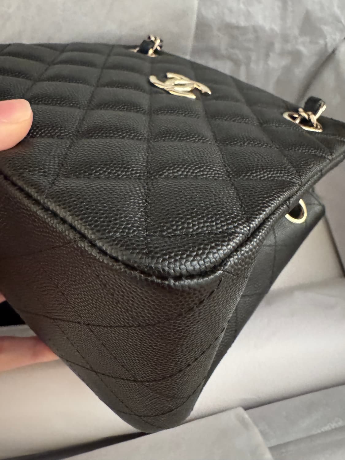 CHANEL 샤넬 클래식 캐비어 미니 버킷백 블랙 금장 상품이미지8