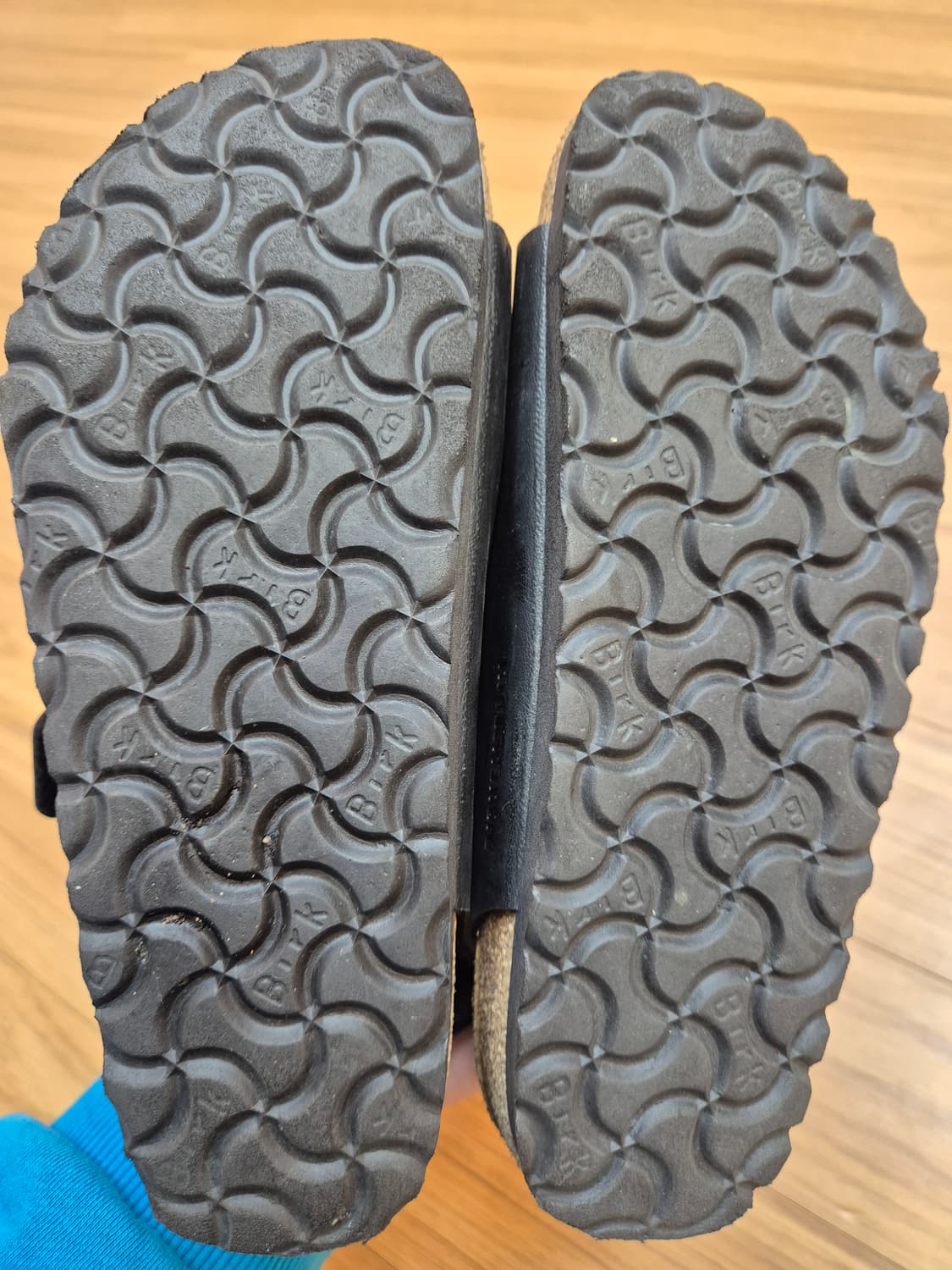 225mm 버켄스탁 밀라노 블랙 샌들입니다. 전체적으로 사용감 있는 제품 상품이미지4