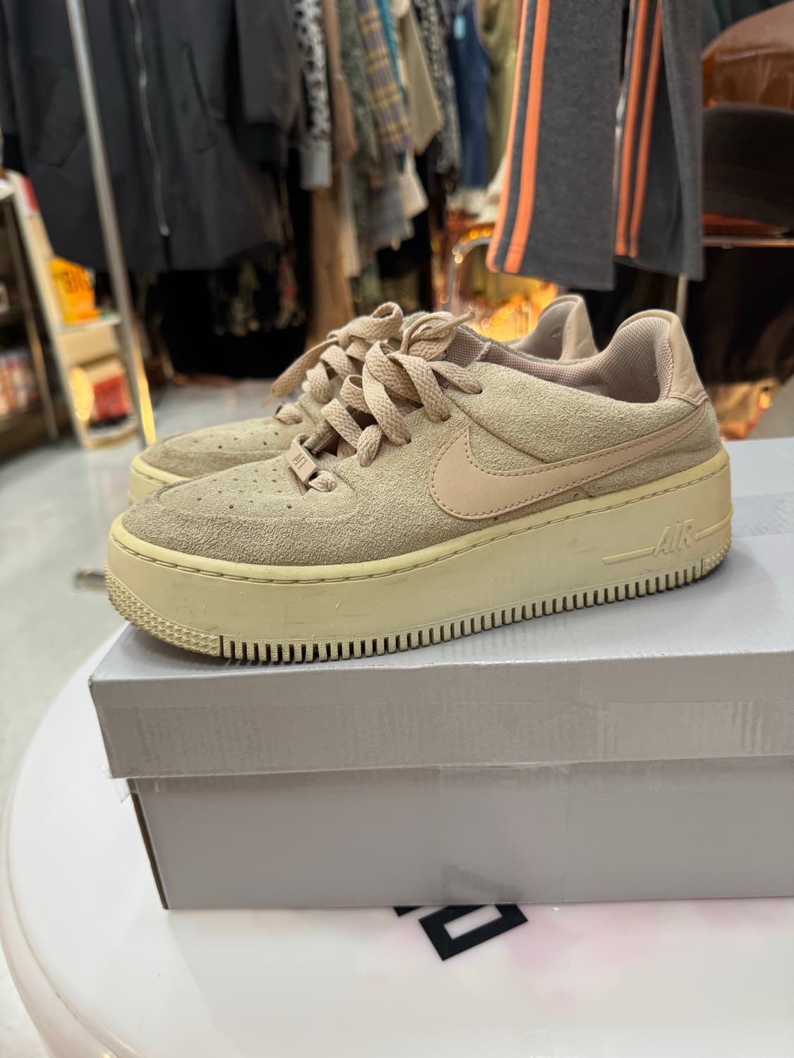 NIKE 나이키 에어포스 1 '07 LX 페일 바닐라 (스웨이드-베이지) 상품이미지3