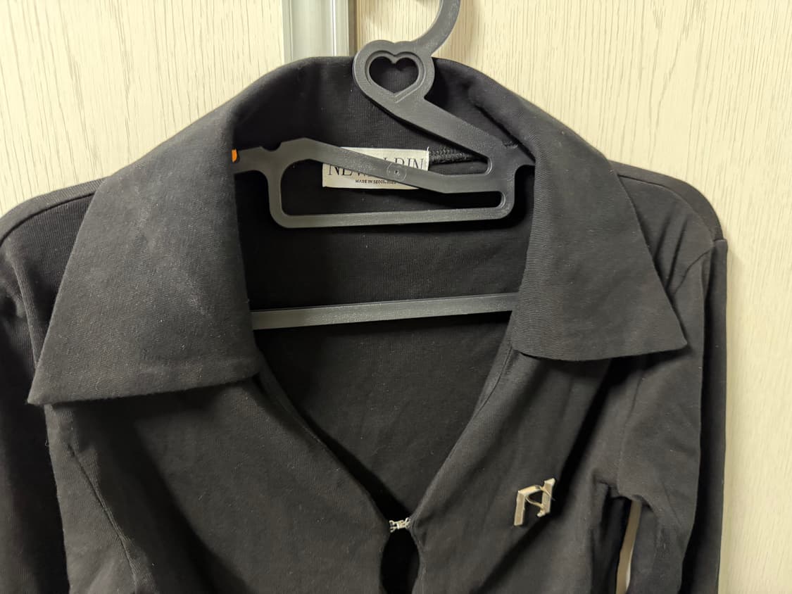 뉴얼린 엠블럼 셔츠탑 블랙 상품이미지3