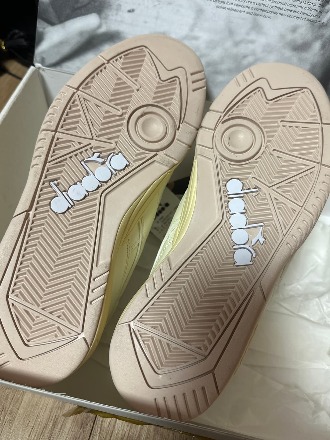 디아도라 헤리티지 스니커즈 풀박스 새제품 상품이미지4