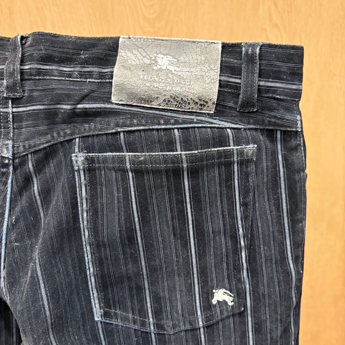 버버리 블랙 라벨 팬츠 그레이 핀 스트라이프 패턴 로고 자수 디테일 블랙 상품이미지7