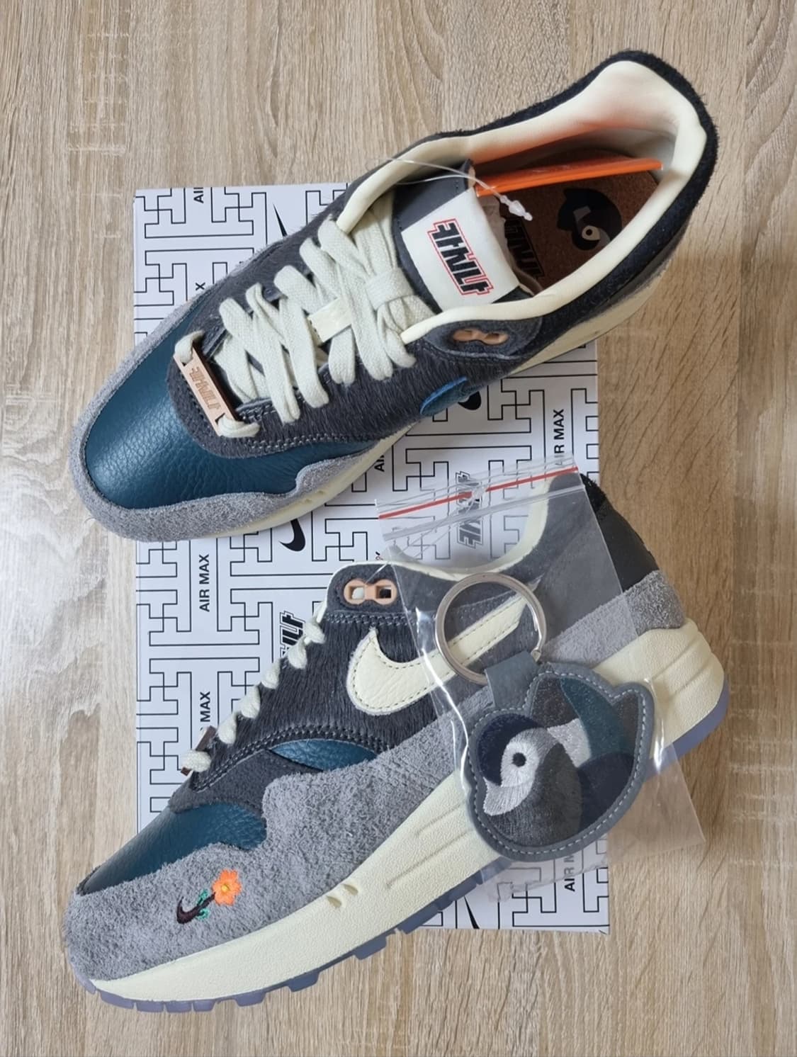 [245]나이키 카시나 에어맥스1 원앙 파티클 그레이 상품이미지1