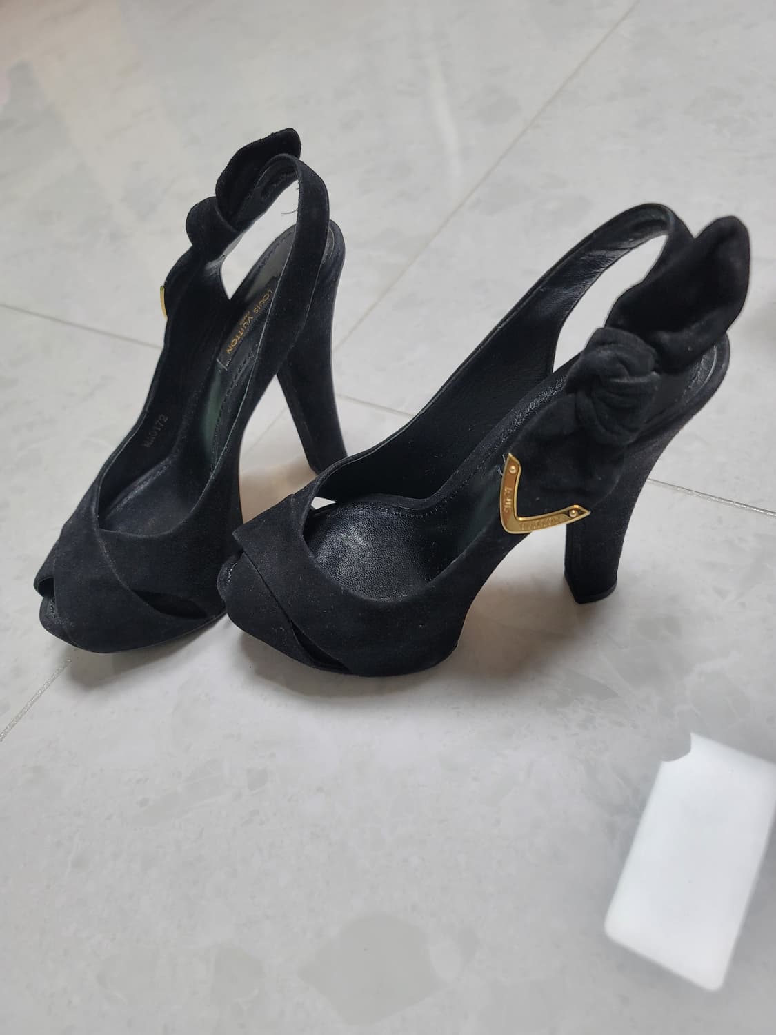 루이비통 블랙 스웨이드 하이힐 35(220사이즈) 상태극상 상품이미지2