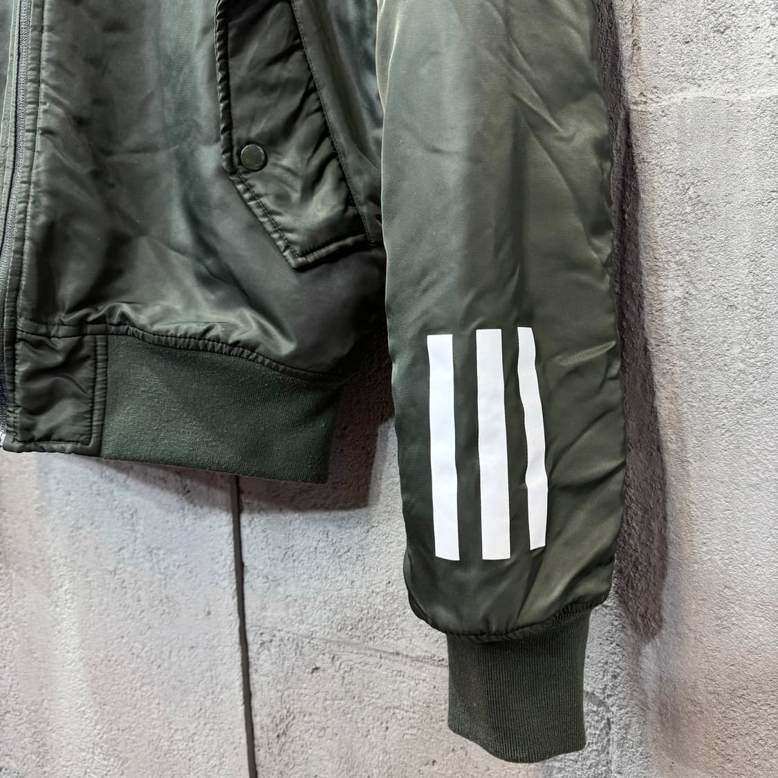 아디다스 오리지널스 카키 봄버 자켓 (S)   상품이미지3