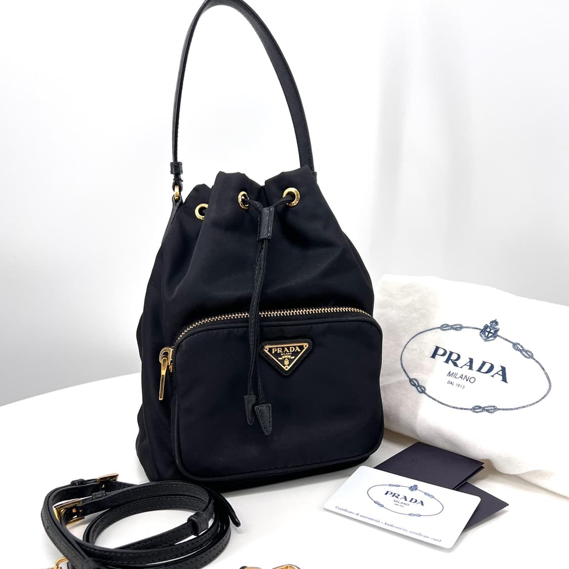 프라다 삼각로고 나일론 버킷백 블랙 (1BH038) 상품이미지2