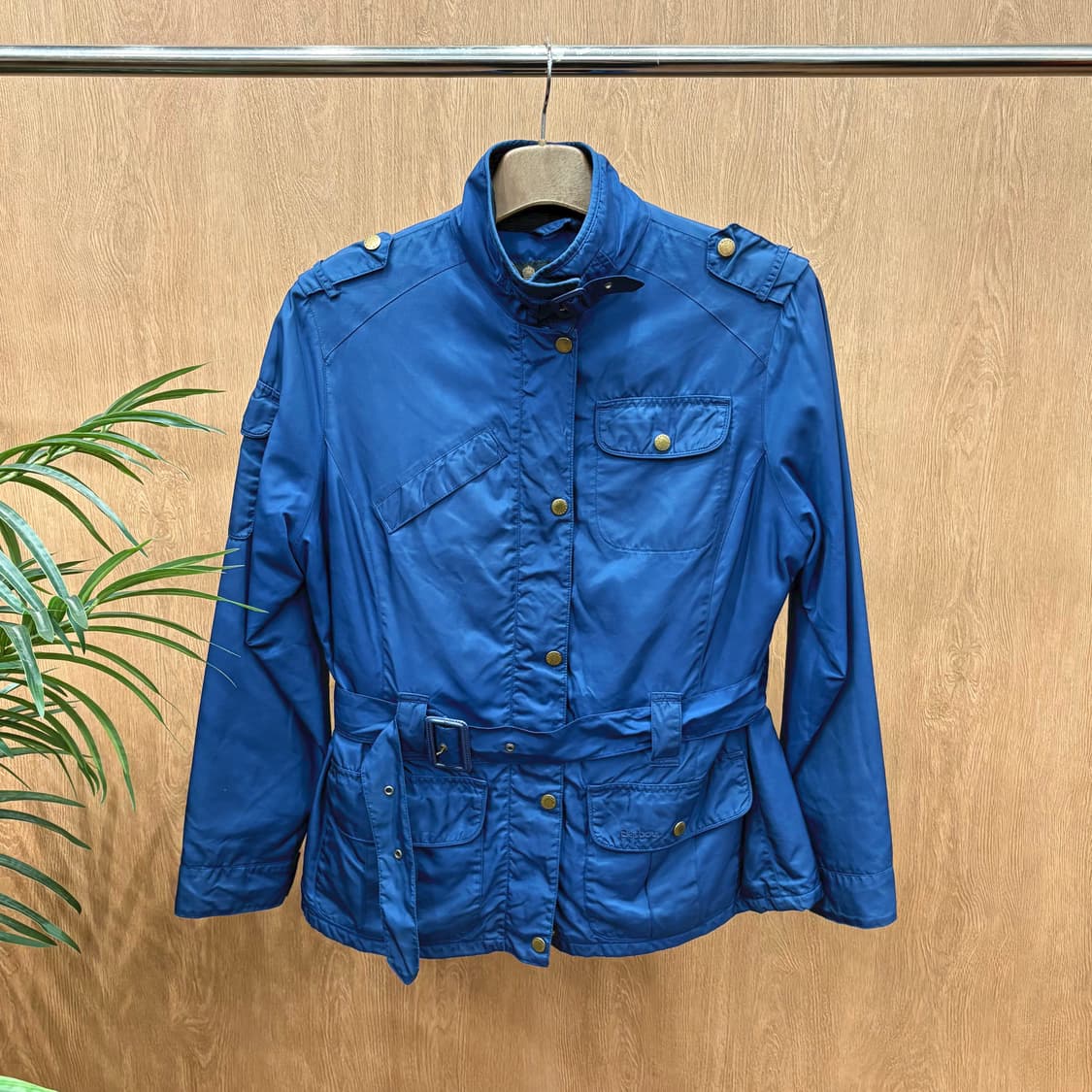 바버 야상 자켓 견장 멀티 포켓 로고 자수 벨트 디테일 레귤러핏 블루 상품이미지1