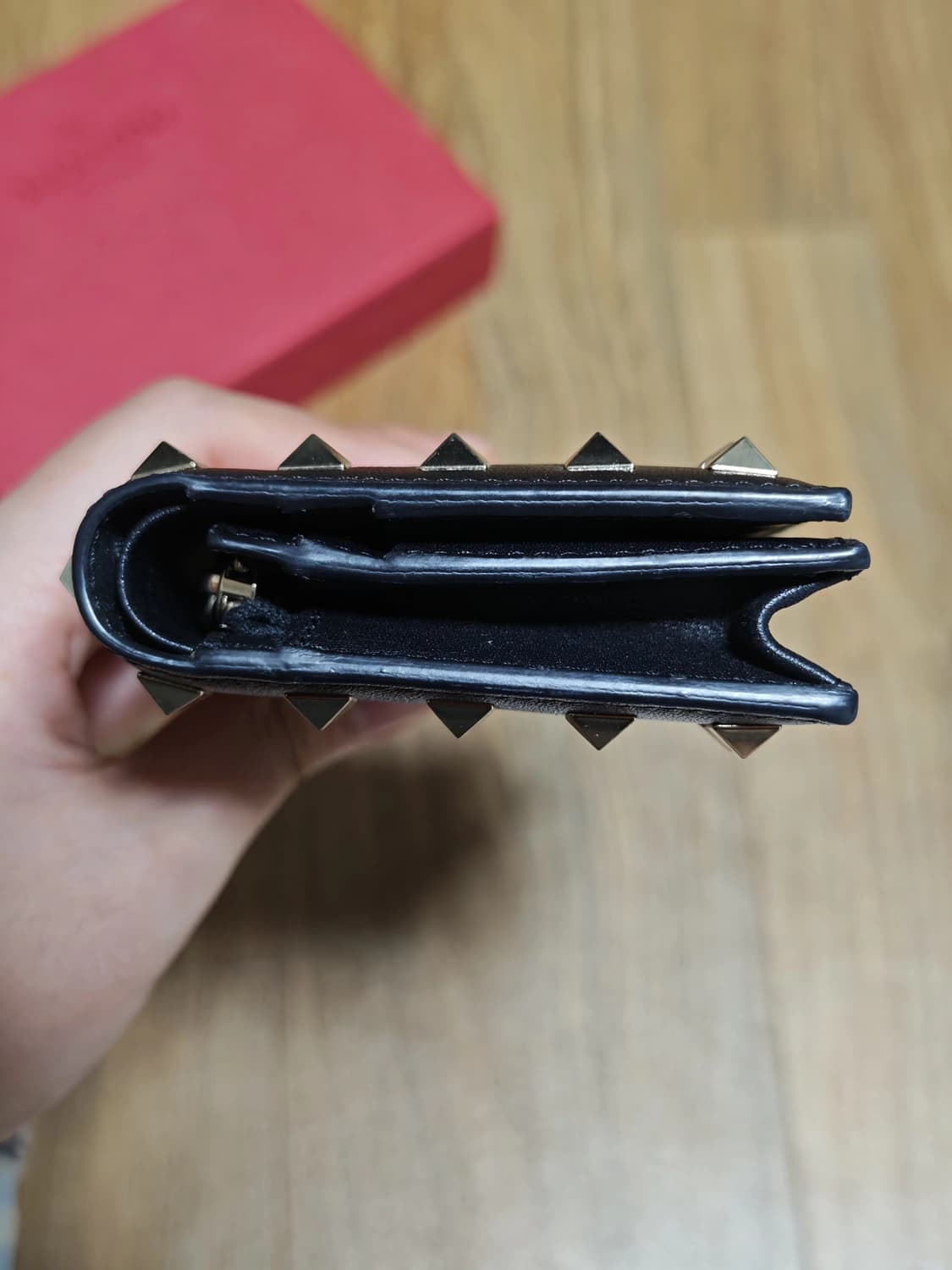 발렌티노 락스터드 반지갑 블랙 판매합니다! 상품이미지5