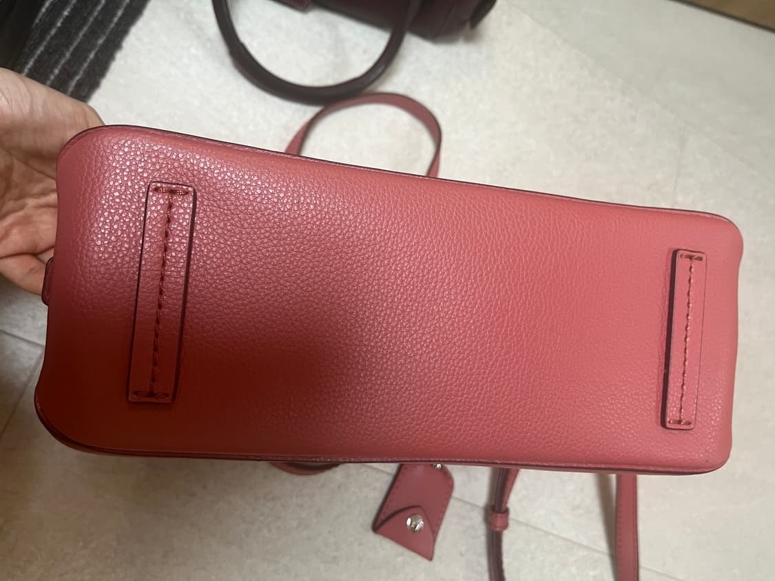 (새상품 상태) 마크 제이콥스 에디터 레더 사첼백 핑크 상품이미지4