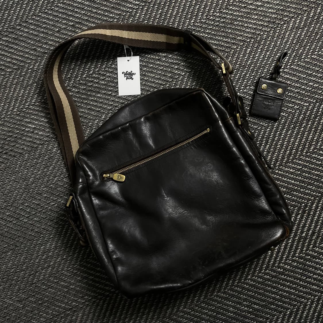 MCM 빈티지 레더 크로스백 y 4238 상품이미지1