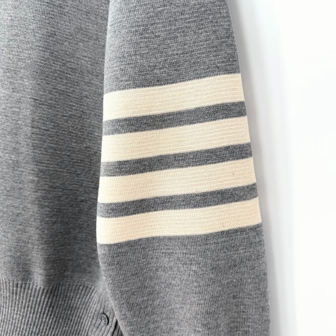 [2사이즈] 톰브라운 사선완장 밀라노스티치 니트 그레이 (MKA189A) 상품이미지7