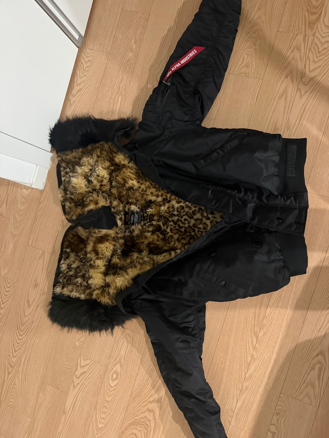 스투시 x 알파 인더스트리 N-2B 숏 웨이스트 파카 블랙 상품이미지4