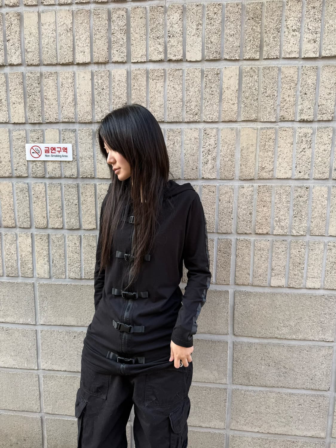 버클 디테일 올 블랙 슬림 후드집업 상품이미지2