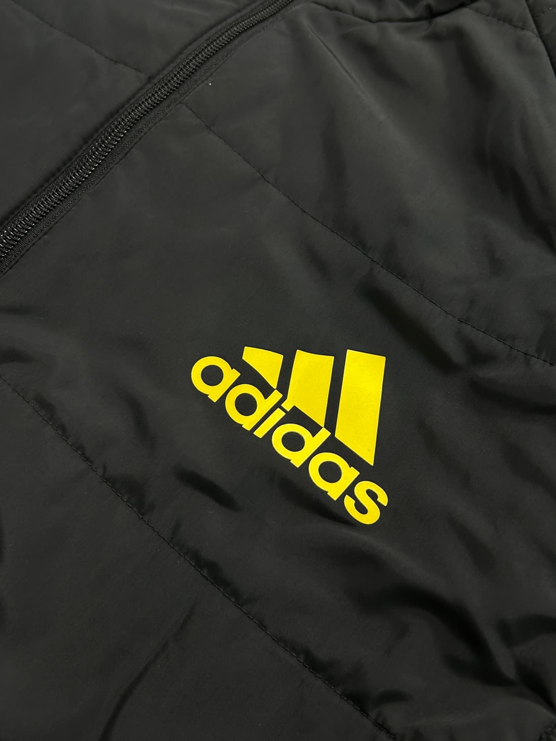 아디다스 옐로우 로고 사이드라인 경량 패딩 M  상품이미지3