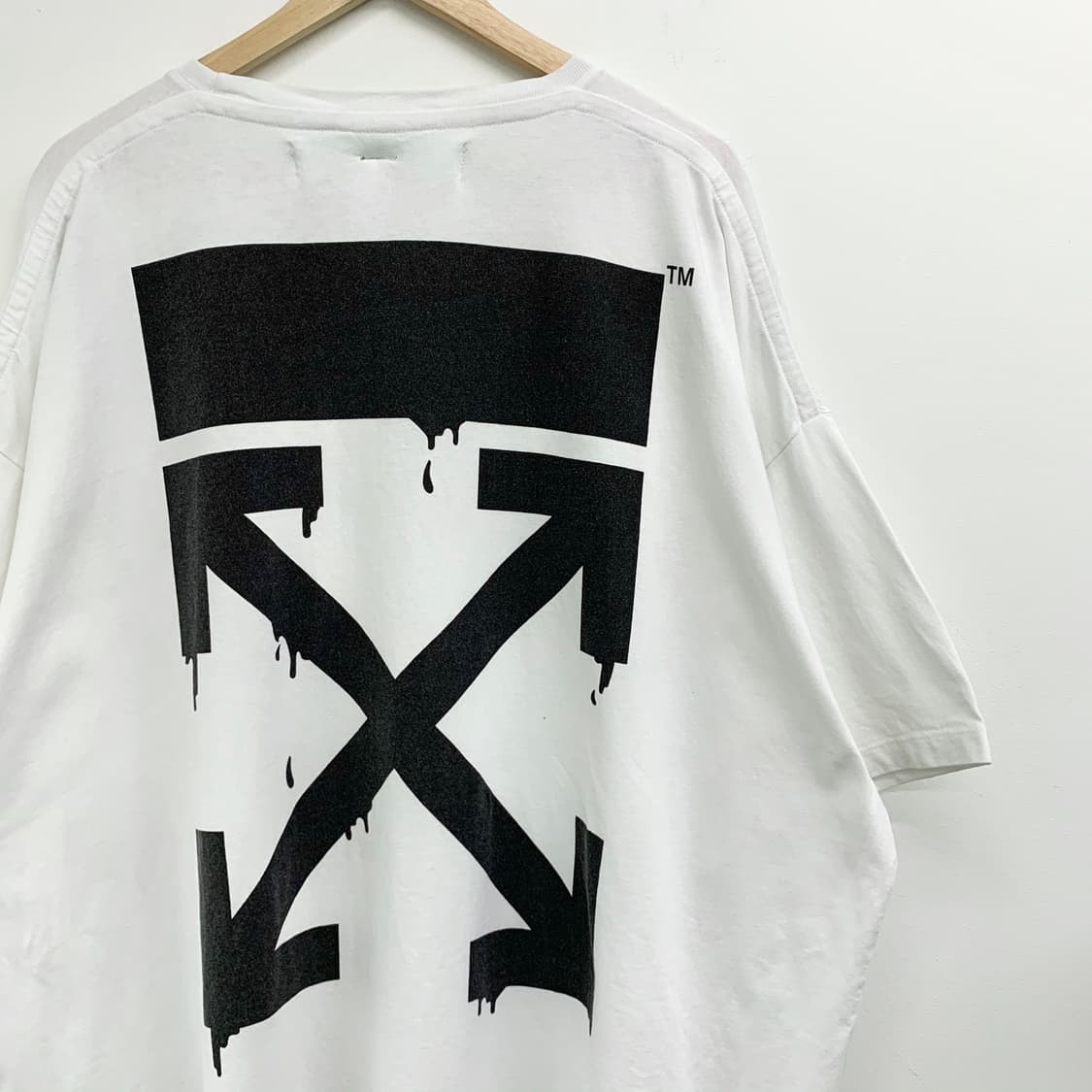 오프화이트 19SS 바트심슨 피스 로고 화이트 티셔츠 상품이미지9