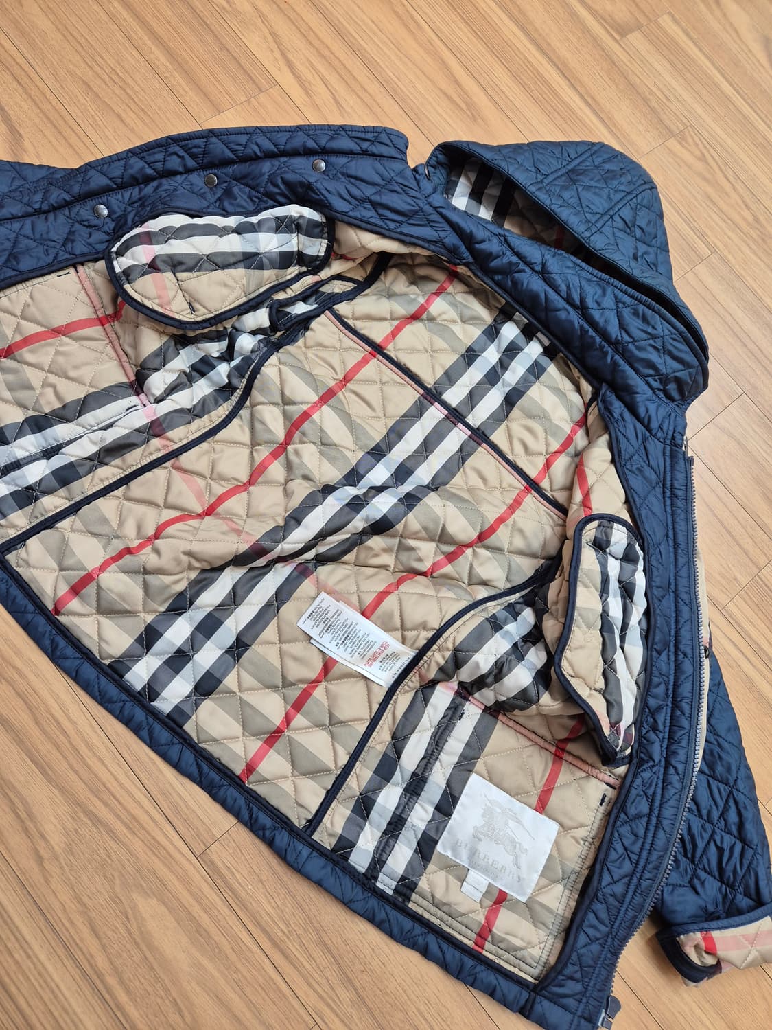 네이비 색상의 버버리 키즈 누빔 후드 자켓입니다. 겉감은 폴리아미드 소재 상품이미지3