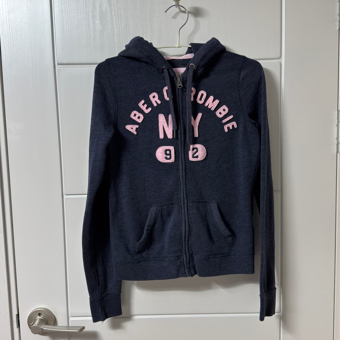 아베크롬비 핑크 스펠아웃로고 네이비 후드집업 상품이미지2